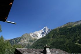 Paragliders in Chamonix are everwhere